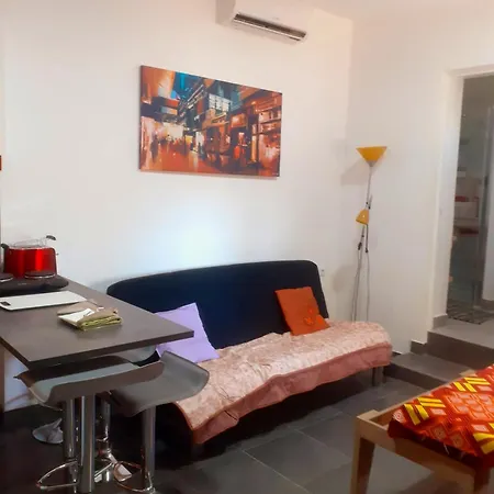 Charming In With Shared Pool And Garden Turis